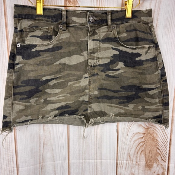 Express Denim Camo Mini Skirt Frayed Raw Hem Trendy Casual Green Size 4 - Picture 1 of 9